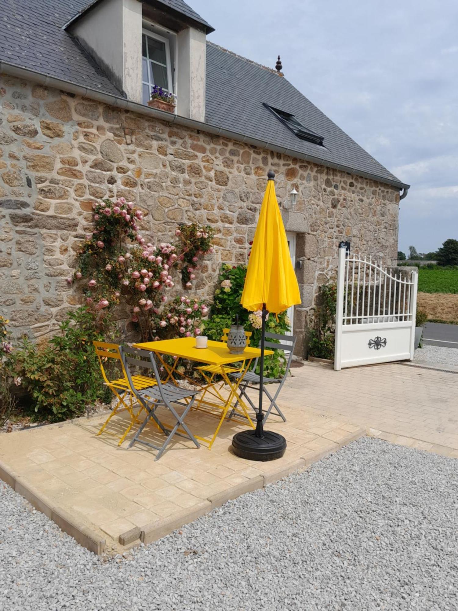 Gite Tante Jeanne Réville Extérieur photo